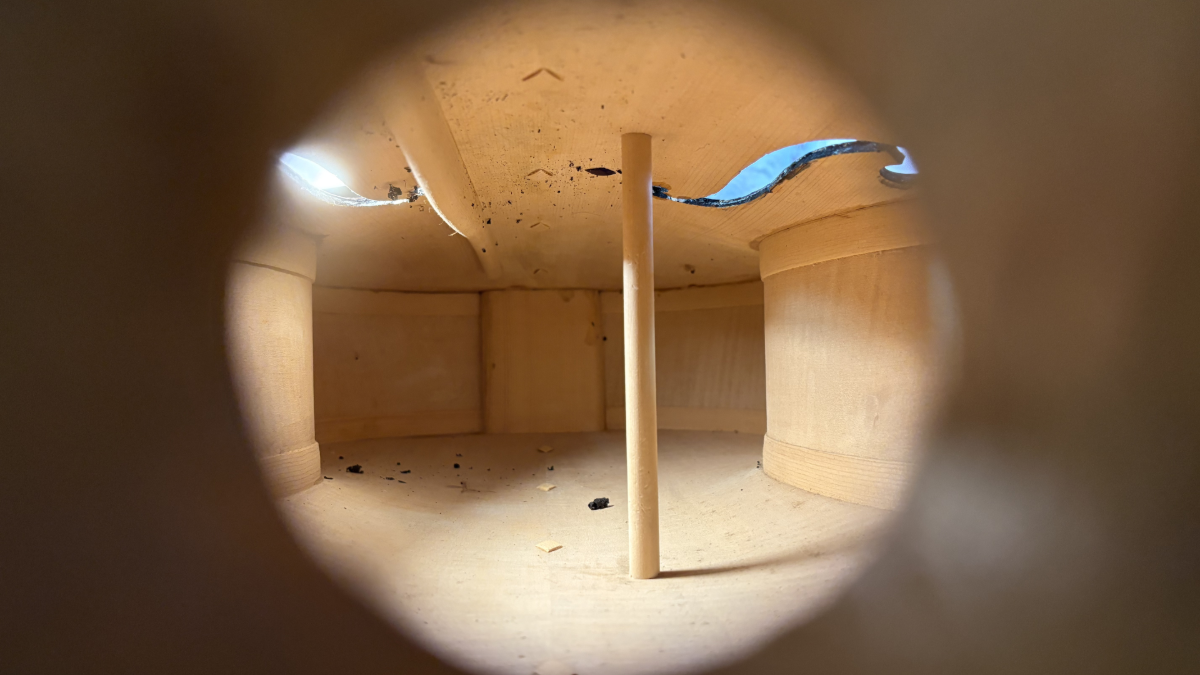 Interior do corpo de um violino com a alma posicionada